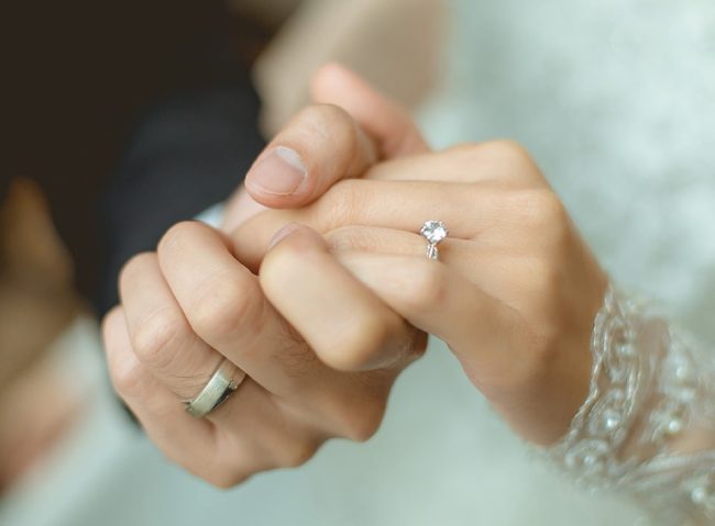 Juwelier-Barok-Brautpaar-Ringe-Berlin Brautpaar mit Eheringe hält sich die Hände