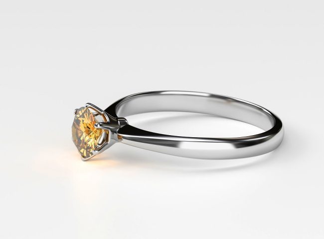 juwelier-barok-bernstein-ring-silber Silber Ring mit Bernstein auf weißem Untergrund