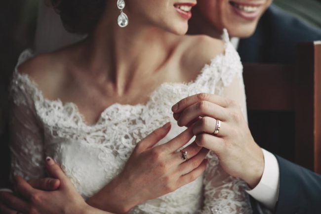 happy wedding, bride and groom together Ehepaar mit Trauringe im Vintage Look in Berlin