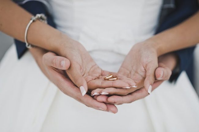 Arms of hands of Bridal couple with wedding rings 7701. Ehepaar mit Eheringen in den Händen