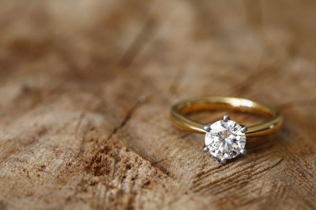 Engagement ring Verlobungsring auf edlem Untergrund