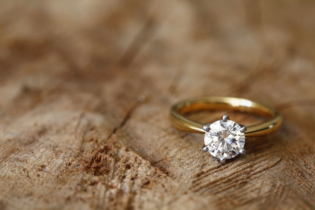 Engagement ring Verlobungsring auf edlem Untergrund