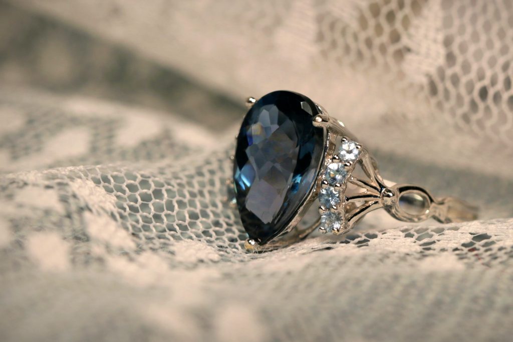Schmuck Erbe - Ring mit verschiedenen Steinen