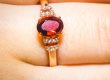 Granat Ring an einem Finger