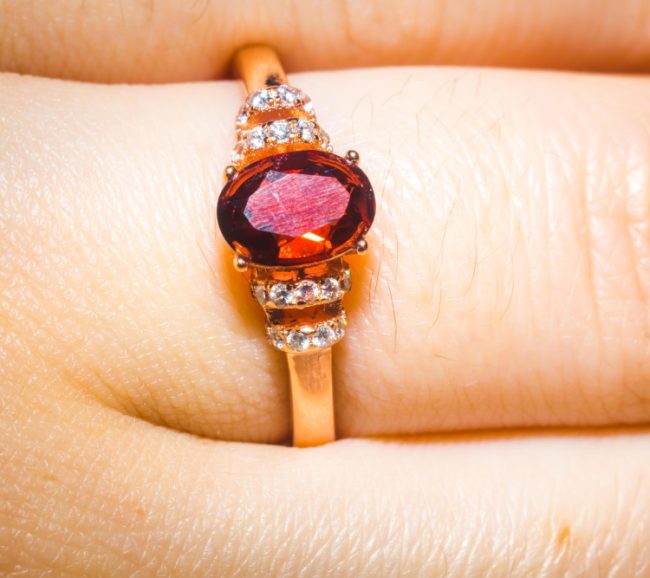 Gold ring with garnet Granat Ring an einem Finger