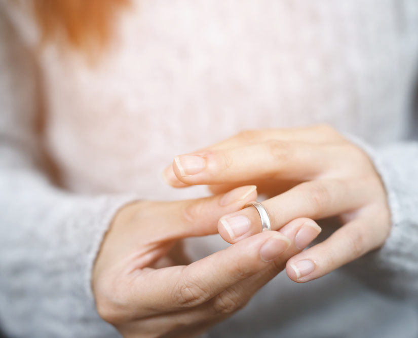 Frau probiert einen Ring an